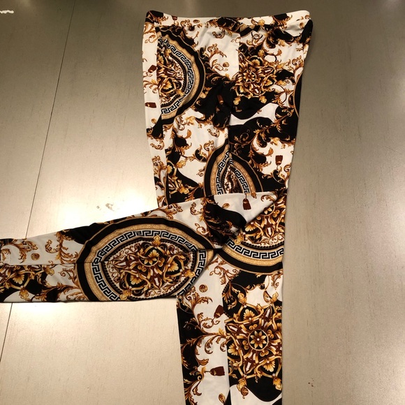 Two piece pants set Black and gold stretchy material crop top - Picture 2 of 3